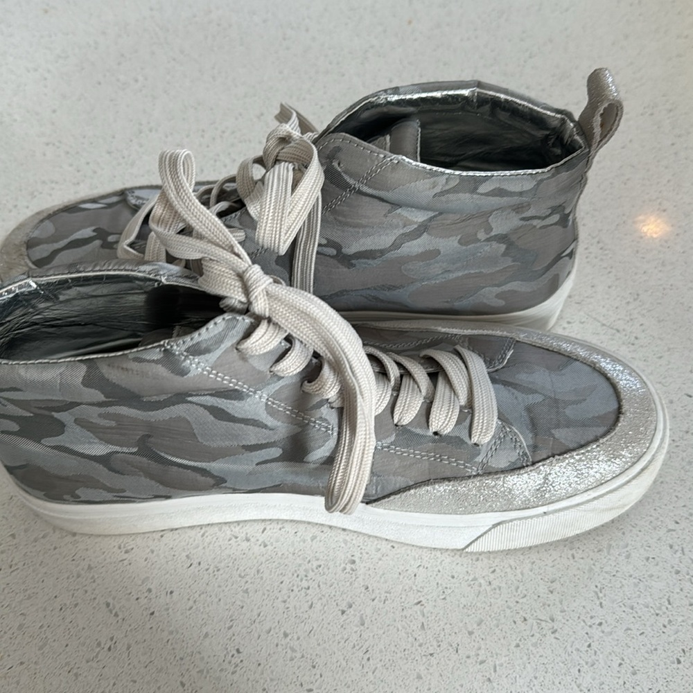 🍍 DKNY Rivka Hi tops Grey Silver Camp Woman’s Size 8.5🍍
# - Picture 3 of 4